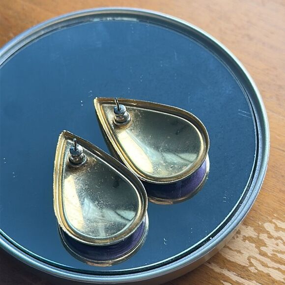 Vintage 80s teardrop shaped purple swirl enamel painted post earrings - Picture 3 of 3